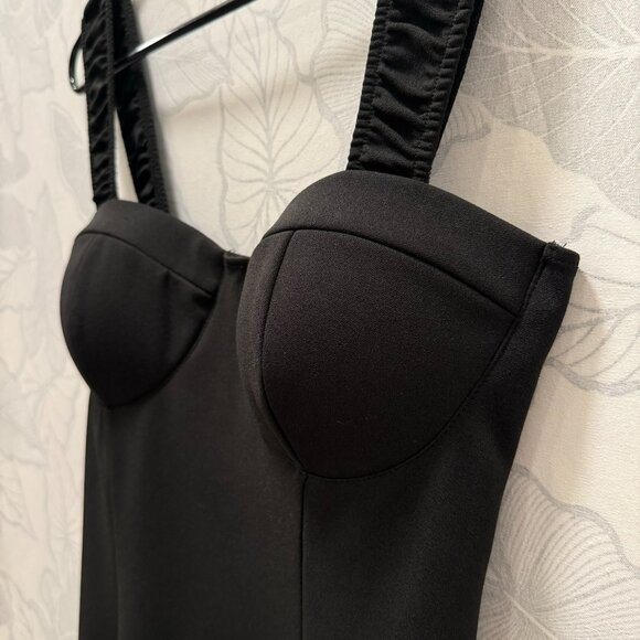 Large Short Black Dress with Exaggerated Décolletage - Picture 2 of 10